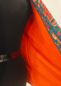 Chaqueta Kimono Ligera Tejida para Mujer con Estampado Madhubani, Seda Tusser, Color Azul Pavo Real y Naranja, Frente Abierto, Tela Satén - Product Image 4