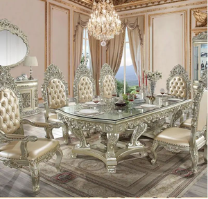 Juego de comedor europeo de lujo con mesa plateada tallada, tapizada en cuero y con tapa de cristal, disponible a precios de mayorista. - Product Image 1
