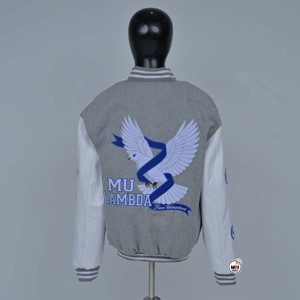 Chaqueta Universitaria Personalizada al por Mayor para Mujer, Gris, Cuerpo de Lana, Mangas de Cuero Blanco, Parches Bordados, Estilo Bomber - Product Image 5