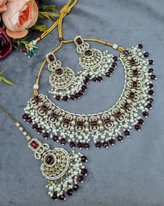 ชุดสร้อยคอโชคเกอร์ Kundan คุณภาพเยี่ยมพร้อมต่างหูและ Maang Tikka หินสีชมพูชุดเครื่องประดับงานแต่งสำหรับเจ้าสาว - Product Image 3