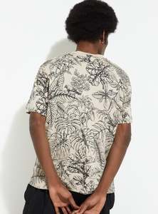 T-shirt pour homme Tropical Beach à rayures florales, confortable, à manches courtes - Product Image 2