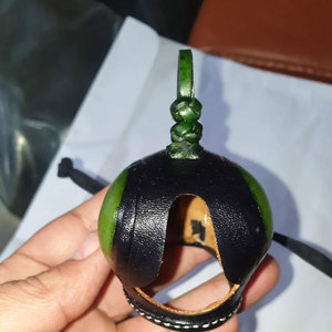 Cagoule de fauconnerie en cuir velours vert avec pompon marron et sangle noire pour oiseaux de proie - Appellement de gibier en extérieur - Product Image 2