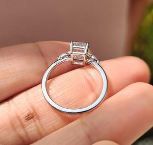 Bague en diamant de laboratoire allongée et éclatante avec pierres latérales marquise en or blanc 14 carats, design de joaillerie raffinée, cadeau pour femme - Product Image 2