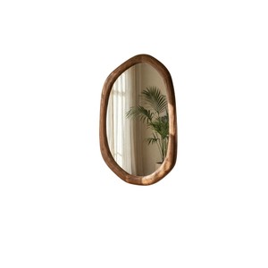 Miroir mural ovale irrégulier en bois, forme organique moderne et élégante, miroir décoratif pour salon, salle de bain et décoration d'hôtel - Product Image 1