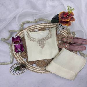 VASTRA COTTAGE Haut en soie chinon lourde brodé de sequins avec pantalon palazzo assorti et dupatta en soie organza à bordure en dentelle - Product Image 1