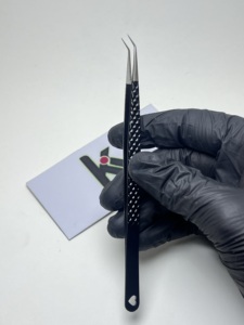 Pinzas Profesionales para Pestañas con Recubrimiento Negro, Acero Inoxidable, Punta Suave, Agarre Antideslizante, 10mm, Logotipo Personalizado, Venta al Por Mayor - Product Image 4