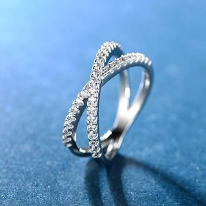 Bague de fiançailles élégante pour femme, en argent 925, avec pavé complet de moissanite et diamant, style croisé, forme ronde - Product Image 3