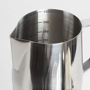 Brocca per Montare il Latte in Acciaio Inox con Beccuccio Appuntito per Caffè e Latte Art, Tazza Graduata per Schiumare - Product Image 2