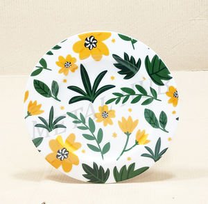 Assiette de présentation ronde en acier inoxydable à motif floral de feuilles de jardin, avec décorations en émail jaune - Product Image 1