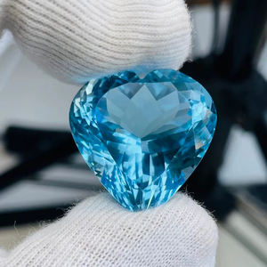 Topaze bleue naturelle, taille cœur, grande taille 62,59 carats, qualité AAA, lustre AAA, fabrication et polissage parfaits. - Product Image 3