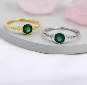 Anillo de Esmeralda en Plata de Ley, Anillo de Plata o Oro con Esmeralda Verde y Circonita Cúbica, Diseño de Inspiración Vintage - Product Image 1