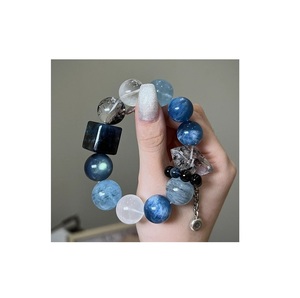 Bracelet en résine contemporain haut de gamme avec finition artisanale de luxe, accessoire de mode pour tous les jours et les occasions - Product Image 3