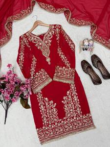 Ensemble prêt-à-porter en faux georgette avec broderie Zari et travail de sequins, comprenant un haut, un pantalon palazzo et un dupatta. - Product Image 6