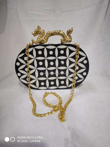 Bolso de Mano de Resina de Alta Calidad, un Accesorio Imprescindible para las Amantes de la Moda, Disponible para la Venta desde India - Product Image 5