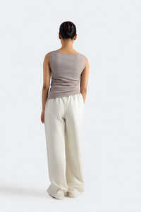 Débardeur femme mauve sans manches à col bateau, style minimaliste chic et élégant, tenue décontractée, vente en gros - Product Image 2