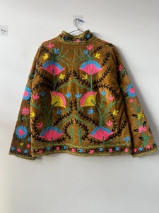 Poncho Bohème Brodé Floral à Col Mandarin et Manches Longues pour Femme – Vêtement d'extérieur Hiver en Coton Écologique Suzani - Product Image 2