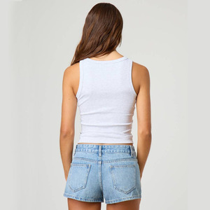 Shorts en jean délavé taille mi-haute pour femme avec poches, style sportif, coupe droite, fermeture boutonnée, couleur bleu clair, sans coutures, en spandex - Product Image 2