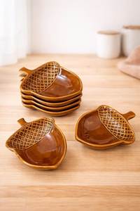 Assiette à dessert en céramique de forme irrégulière, originale, pour servir des bonbons, des collations et des apéritifs lors de fêtes et de dîners - Product Image 1