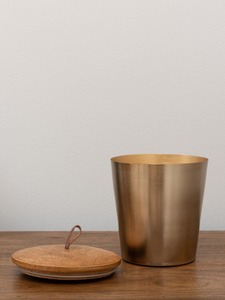 Pot à bougie luxueux fait main, contenant parfumé, finition dorée élégante, boîte de rangement réutilisable avec couvercle en bois rustique - Product Image 5