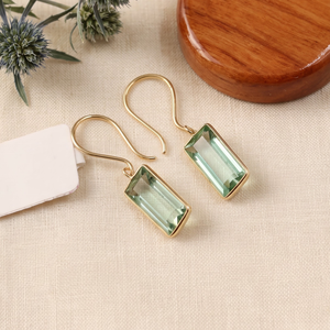 Pendientes de Oro Amarillo de 18k con Turmalina Verde Natural Rectangular en Engaste de Bisel, Joyas Memoria, Venta al Por Mayor - Product Image 1