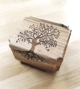 Boîte à bijoux en bois avec gravure d'arbre, forme rectangulaire, design moderne et luxueux, fermeture magnétique avec couvercle pour le rangement - Product Image 3