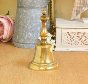 Campana de Mano de Latón con Acabado Dorado para Uso en Mostrador de Recepción, con Cuerpo Metálico Resistente y Sonido Claro - Product Image 1