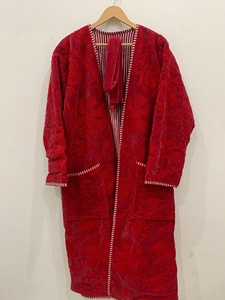 Chaqueta Blusón Larga de Terciopelo Suzani con Bordado Floral, Elegante para Invierno, Hecha a Mano, Rellena de Algodón, Ligera - Product Image 1