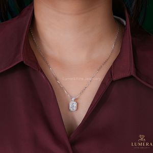 จี้เพชรทรงรัศมี 14K ทองคำแท้ พร้อมเพชรแล็บโกรว์ IGI Certified ประดับด้วยเพชรรอบวงและตัวจับรูปสามเหลี่ยม เครื่องประดับสไตล์ร่วมสมัย - Product Image 2