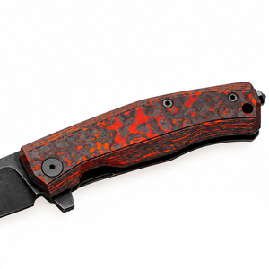 Couteaux pliants à manche à motifs noir et rouge avec lame foncée, clip de poche en métal, ouverture par flipper et poignée texturée pour usage quotidien en extérieur - Product Image 4