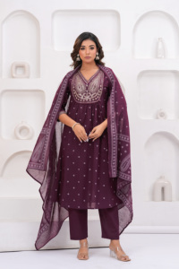 ชุดคุรตะปักลายไวน์สำหรับผู้หญิง พร้อมกางเกงและผ้าคลุมไหล่ |   ชุดผ้าฝ้ายสไตล์ชาติพันธุ์สำหรับสุภาพสตรี |   ชุดสำหรับงานเทศกาลและชุดลำลอง - Product Image 5