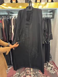 Abaya noire de Dubaï à manches longues, longueur ras du sol, magnifique abaya de Dubaï pour femmes, travail manuel, tenue islamique traditionnelle. - Product Image 3