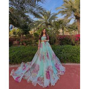 Hermosa Organza Seda Floral Impreso Lehenga Choli Elegante Ropa de Fiesta para Mujeres Profesionales - Product Image 2