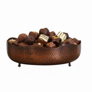 Bol de service en cuivre martelé à la main sur piédestal, idéal pour les chocolats, les bonbons ou comme centre de table décoratif. - Product Image 3