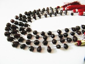 ลูกปัดพลอยโกเมนธรรมชาติจากโมซัมบิก รูปทรงหยดน้ำ ขนาด 8 นิ้ว - Product Image 4