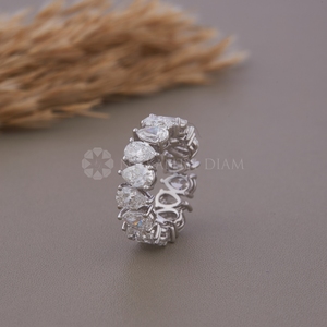 Nouvelle collection de bagues en diamant créé en laboratoire, en or blanc, avec bande éternelle et diamant taille poire pour femmes, provenant d'un fournisseur indien. - Product Image 4