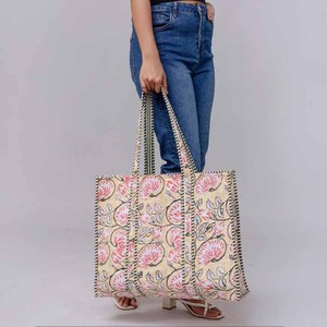 Grand sac fourre-tout matelassé en coton bleu et blanc à motifs imprimés, sac de plage, sac de voyage, sac à bandoulière pour femme - Product Image 4