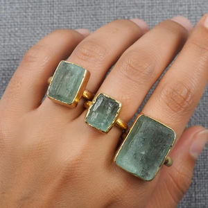 Bague en aquamarine brute plaquée rhodium |   Bague de mariage en pierre précieuse de forme constellation certifiée IGI |   Bagues en pierre naturelle en gros - Product Image 1