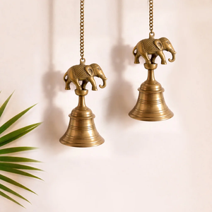 Panel ornamental de Ganesha en latón con tres campanas colgantes, perfecto para espacios sagrados. Campana de latón para montar en la pared, a precios de mayorista. - Product Image 3