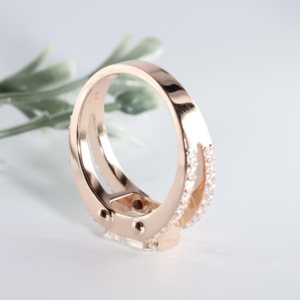 Diamante esmeralda cultivado en laboratorio, color oro rosa, sujecionado por puntas lisas sobre una base estructural de doble hilera dividida, joyería fina para mujer. - Product Image 4