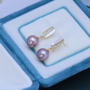 ต่างหูมุกน้ำจืด 8-9 มม. แบบยาว เรียบง่าย พร้อมตัวเรือนเงินแท้ S925 ทรงกลม แสงเงาสวยงาม มีตำหนิเล็กน้อย - Product Image 4