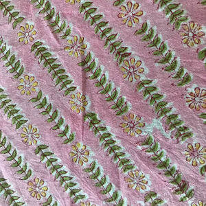 ผ้าฝ้ายพิมพ์ลายด้วยมือ – ลายดอกไม้สีชมพูอ่อนและลายใบไม้แนวทแยง |   ผ้าฝ้ายอินเดียขายส่ง - Product Image 2