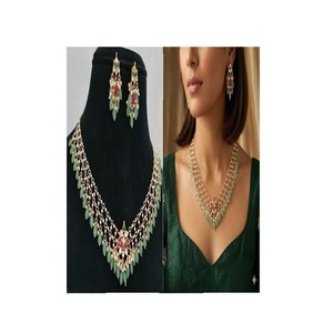 Collier et boucles d'oreilles en laiton plaqué or de qualité supérieure, style Jadau Kundan d'Ahmedabad, pour femme, idéal pour les mariages et les fêtes - Product Image 1