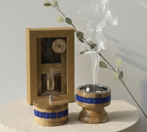 Brûleur d'encens Bakhoor en bois fait main avec pinces en laiton, support Mubkhar cannelé aromatique - Product Image 6