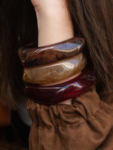 Bracelets en résine lisse, légers, bijoux de créateur pour femmes, accessoires décontractés pour fêtes et mariages - Product Image 1