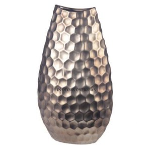 Macetas y jardineras de lujo hechas de metal de calidad superior con acabado antiguo de latón y textura de panal de abeja, accesorios de decoración para el hogar. - Product Image 1