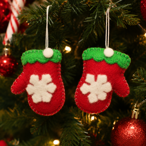 Mitaines de Noël en feutre rouge avec broderie de flocons de neige blancs, garniture verte, ornements décoratifs - Product Image 1