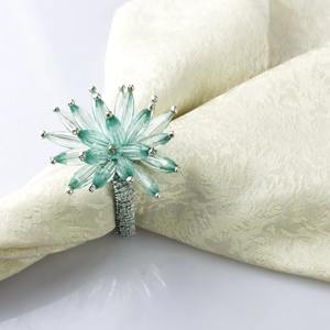 Los anillos de servilleta de metal con cristales de colores cielo son los más elegantes y transmiten instantáneamente atención al detalle, señalando su preocupación por la hospitalidad. - Product Image 1