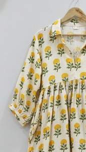 Robe midi formelle pour femme, coupe trapèze simple et naturelle, en coton 100% respirant et écologique, à col en V, imprimé floral fait main par la technique de la sérigraphie, idéale pour le bureau. - Product Image 2