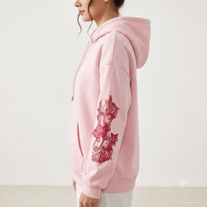 เสื้อฮู้ดดี้ปักลายลูกไม้ ผ้าฝ้ายถักทรงปกติ สีพื้น สไตล์ฤดูใบไม้ร่วง สีชมพู เสื้อโอเวอร์ไซส์สตรีทแวร์สำหรับผู้หญิง พิมพ์ลายด้านหน้าตามสั่ง - Product Image 2