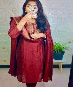 Traje Salwar de Seda Roja para Mujer, Corte Regular, Largo hasta la Rodilla, Estilo Casual Vintage Indio Pakistaní, Secado Rápido 86787 RUDRA DRESS - Product Image 1
